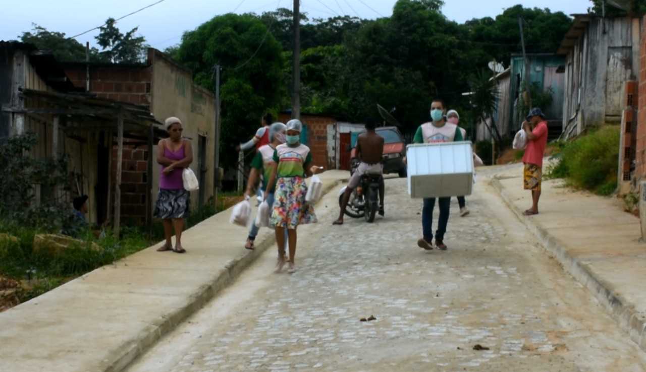 Camacã: Secretaria de Assistência Social faz entrega de pães e máscaras no Bairro Joana Angélica